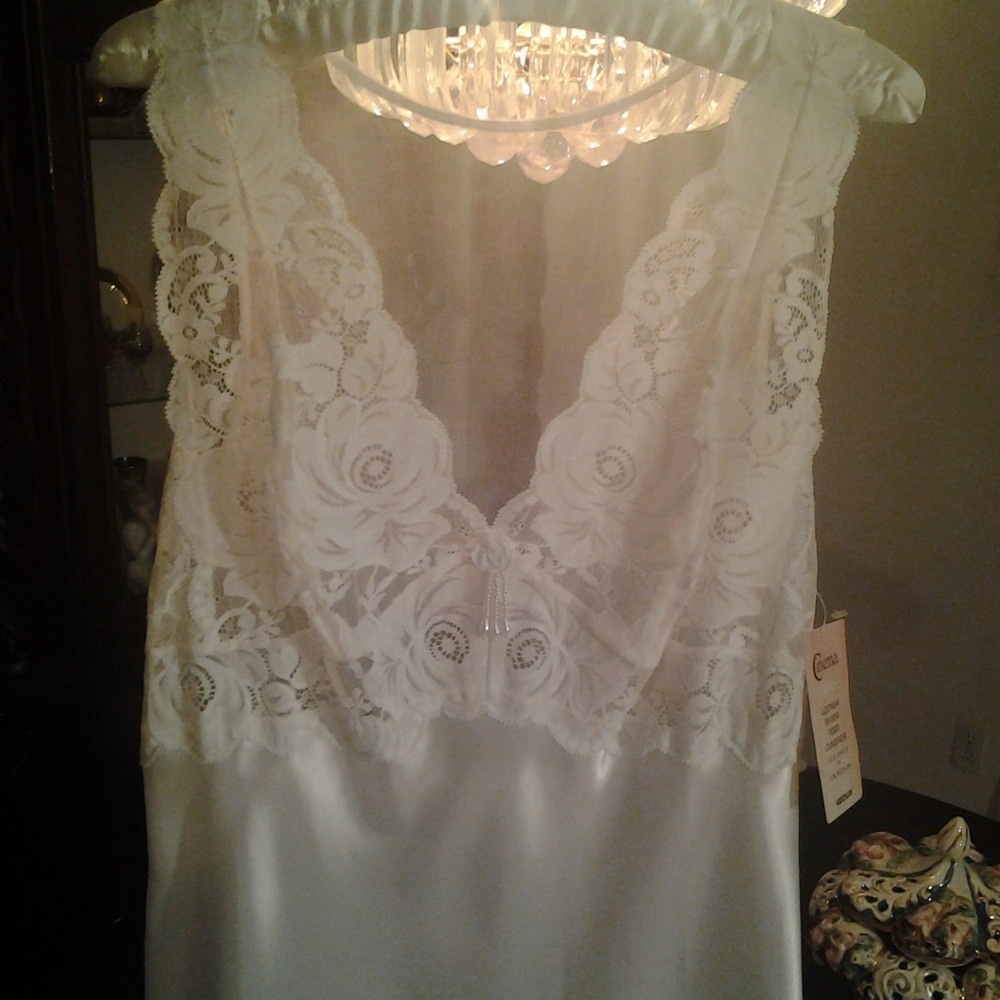 NEW CINEMA 2PC WHITE SATIN SEDUCTIVE LINGERIE MED
